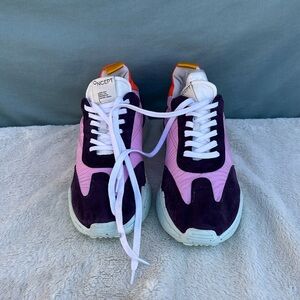 EUC Oncept Brooklyn Sneakers Size 9.5